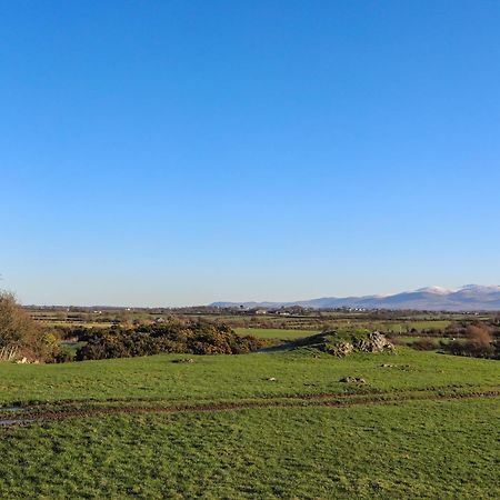 Cosy Barn Villa Dwyran Exterior photo