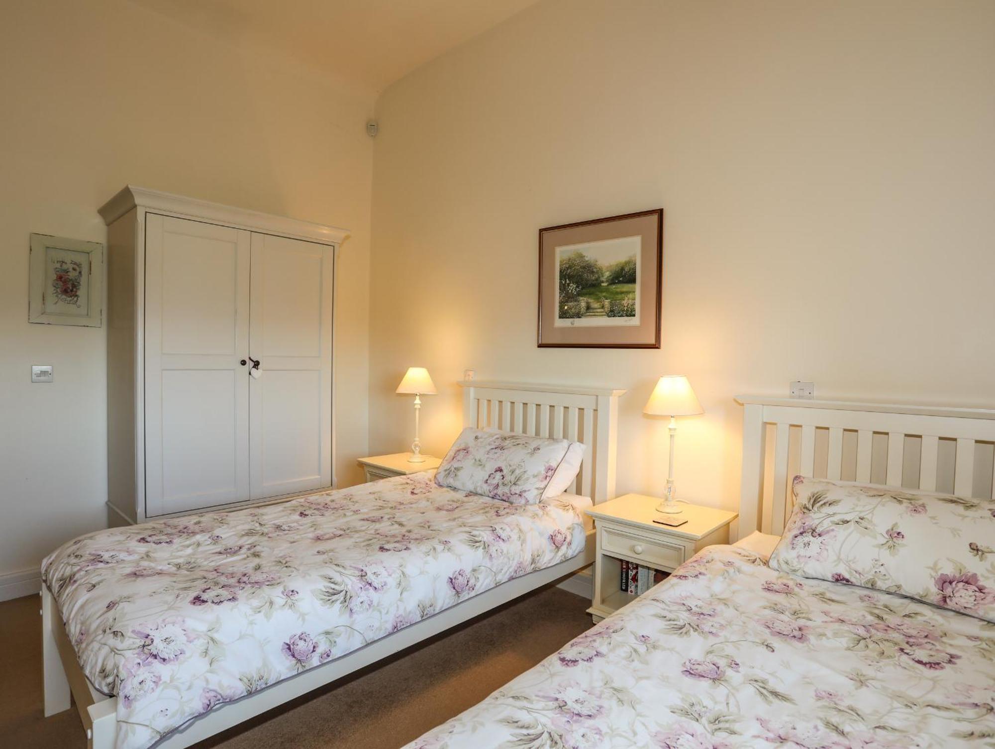 Cosy Barn Villa Dwyran Exterior photo