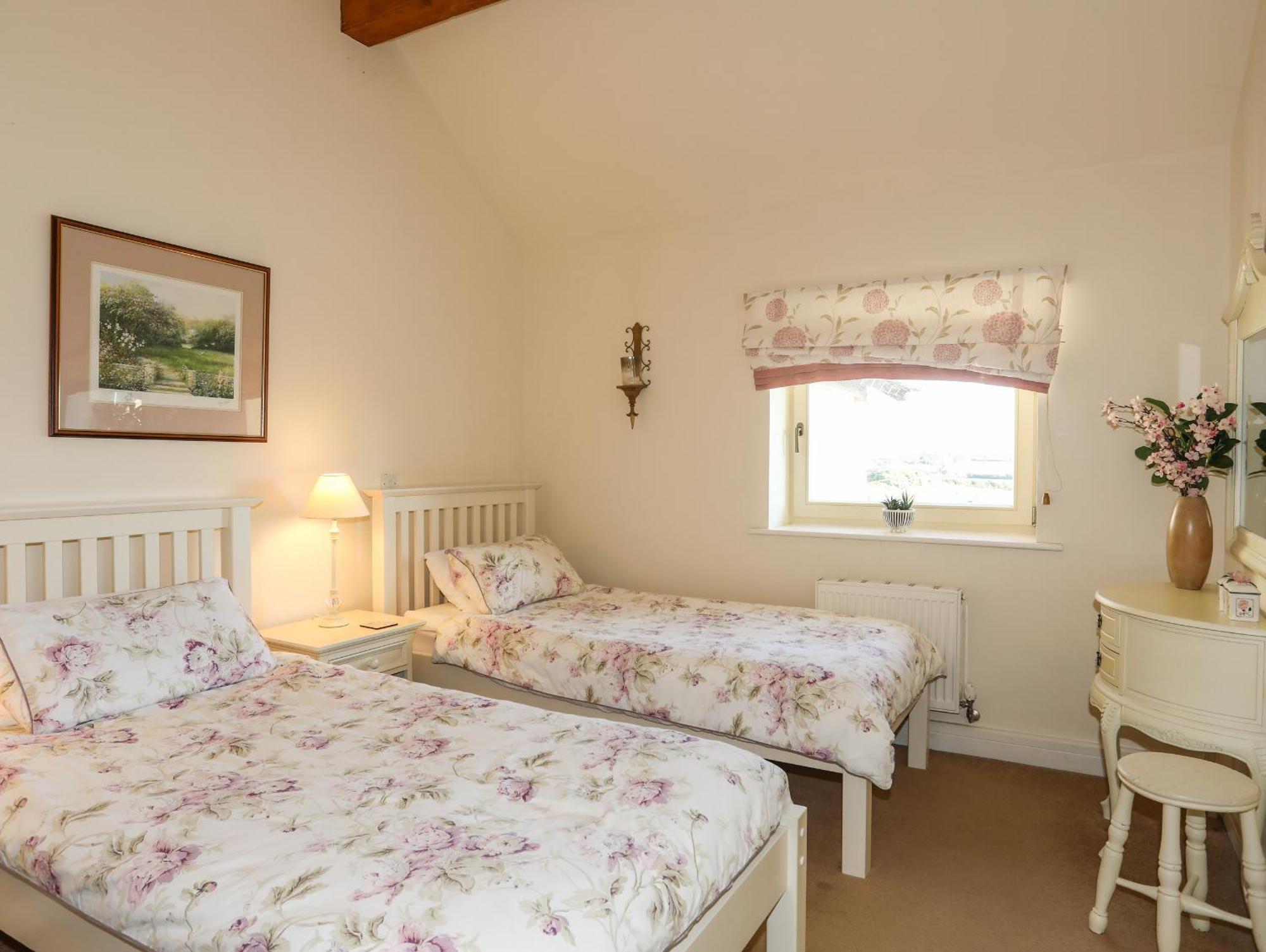Cosy Barn Villa Dwyran Exterior photo