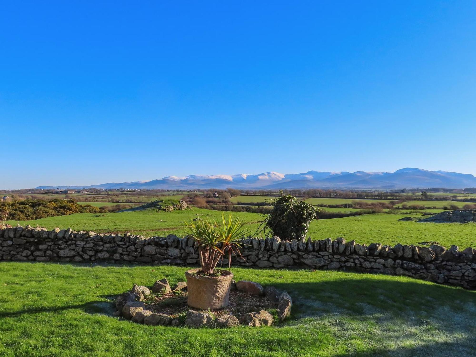 Cosy Barn Villa Dwyran Exterior photo