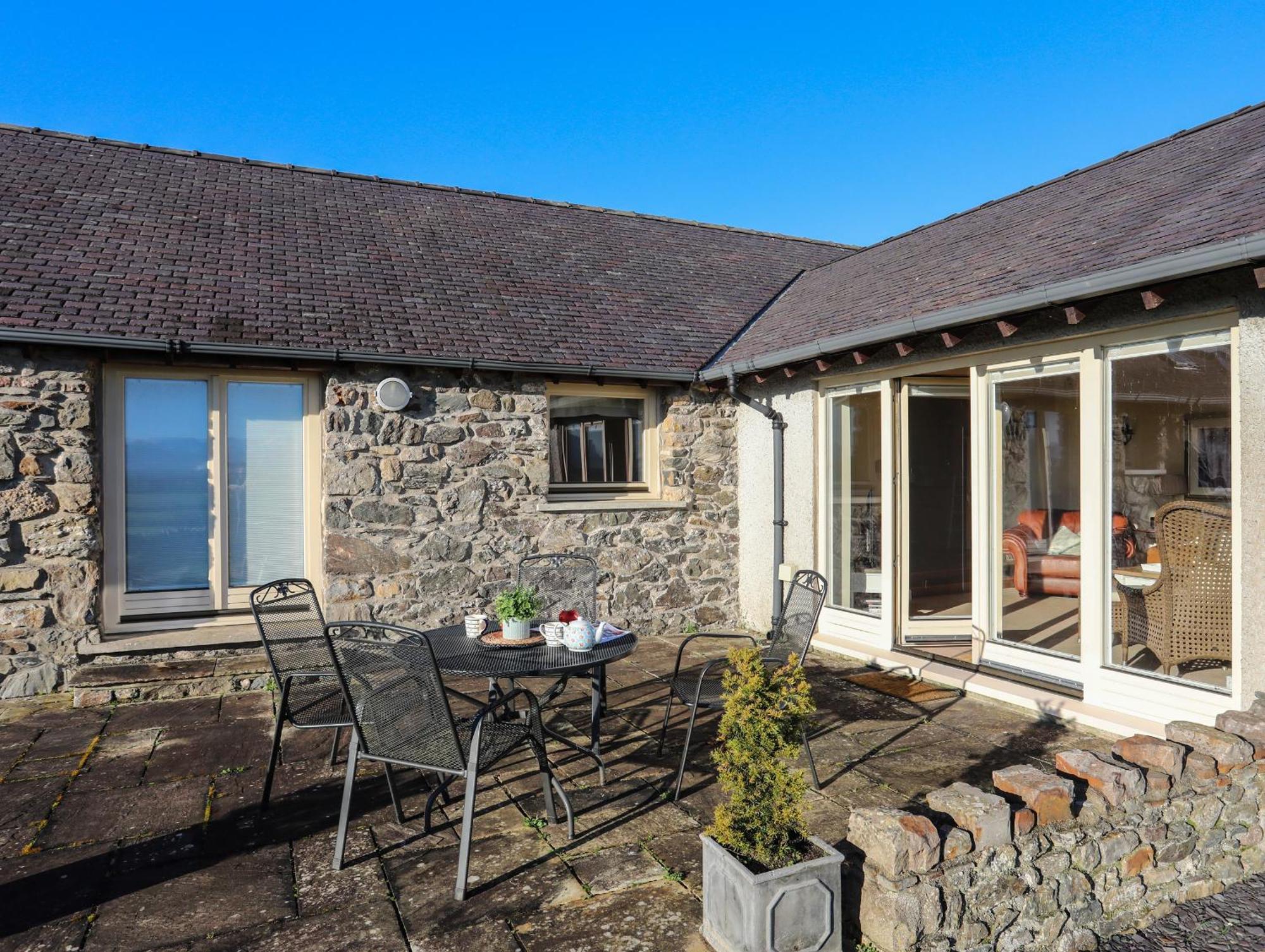Cosy Barn Villa Dwyran Exterior photo