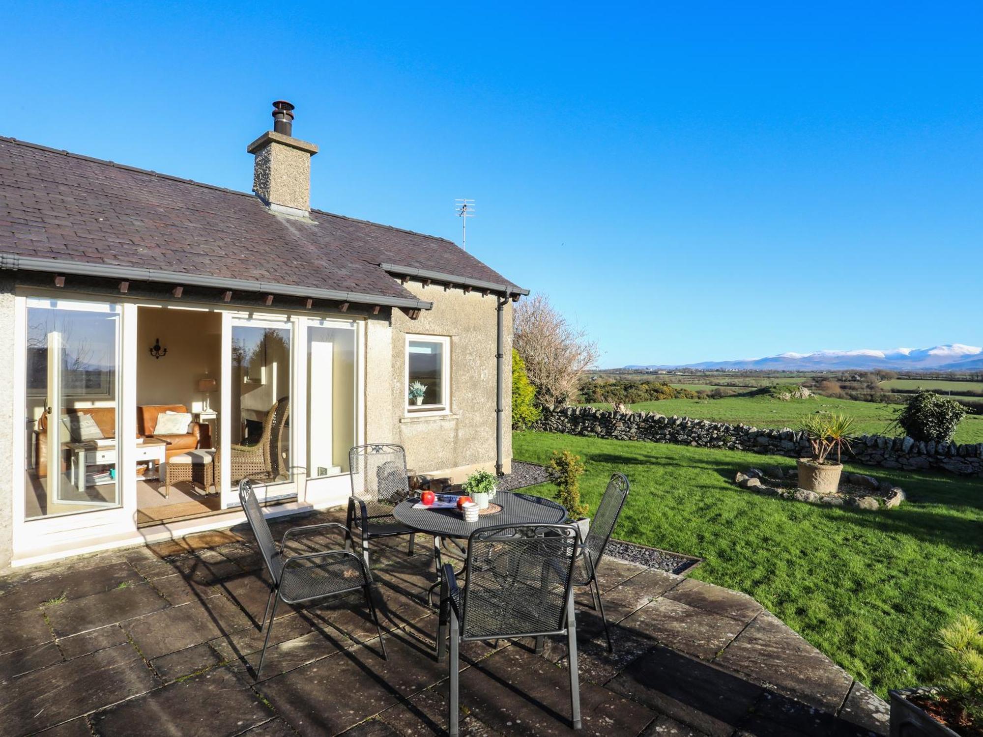Cosy Barn Villa Dwyran Exterior photo